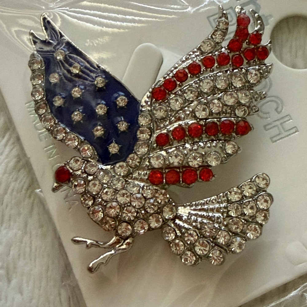 ๐ 5 for $25 ๐ Patriotic Eagle Brooch with Rhinestones - Picture 1 of 2